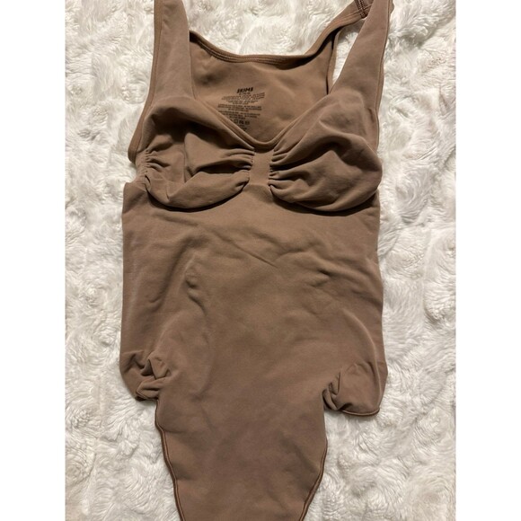 SKIMS SEAMLESS SCULPT SCOOP NECK THONG BODYSUIT - Picture 5 of 6